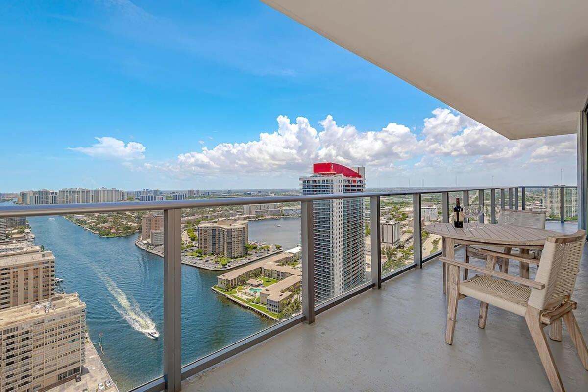 Luxury With Stunning View, Balcony, Amazing Pools Leilighet Hollywood Eksteriør bilde
