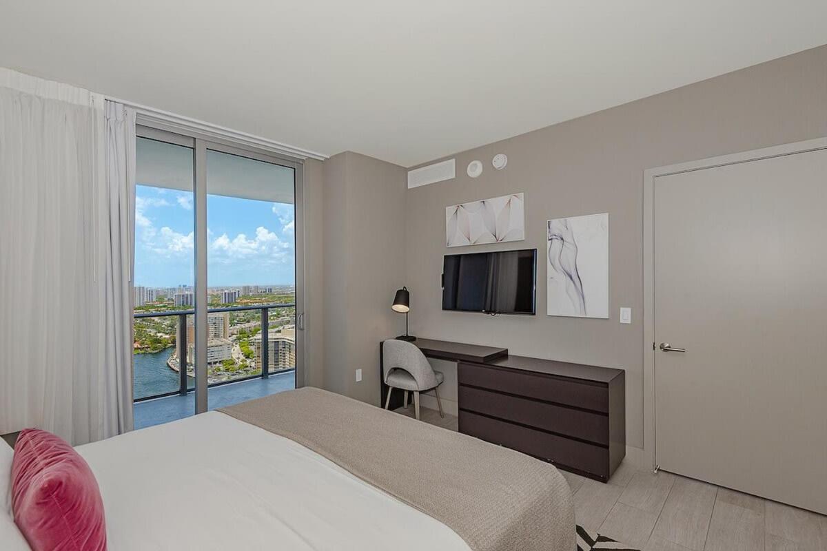 Luxury With Stunning View, Balcony, Amazing Pools Leilighet Hollywood Eksteriør bilde